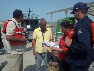 Verificación de los Documentos a las Lanchas de Pasajeros en Muelle