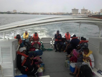 Lancha de Pasajeros Trasladando Temporadistas